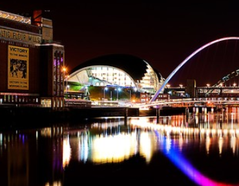 数字能量 经常听老人说,“前不栽桑,后不插柳,中间不种鬼拍手。”应该很多人听过吧,为何老人这样说呢?按照传统讲,“桑”通“丧”,表明不吉,门前若种了桑树则家中会有人死去