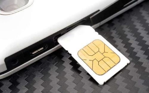 犯罪嫌疑人通过微信搜索“附近的人”和“微信群”的方式，发布低价销售手机“靓号”的虚假诈骗信息，以远低于市场价格的手段，让受害人上当受骗，以达到非法获利的目的