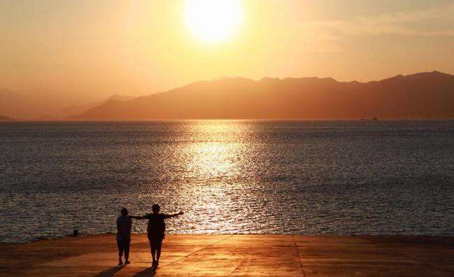 我们的手机号码是由11位不同的数字组合排列而成的,所以每个手机号码的能量磁场是不一样的,